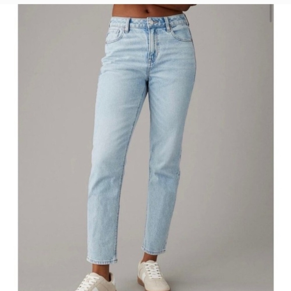 American Eagle Outfitters Light Wash Strigid Mom Jean Size 4 Short